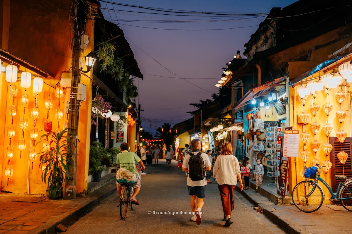 tourists walking in Hoi An Ancient Town